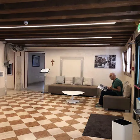 Auberge de jeunesse Domus Clugiae - Residenza D'epoca *